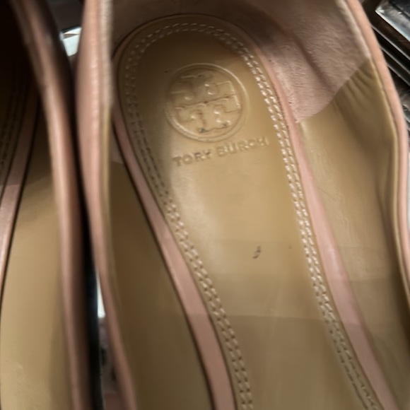 TORY BURCH LOGO NUDE BALLET LEATHER FLATS